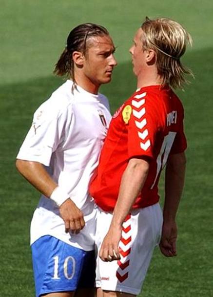 Europei in Portogallo del 2004: l’Italia esordisce contro la Danimarca. Francesco Totti e Christian Poulsen sono a contatto per tutta la partita con il danese che tempesta l’azzurro di falli e provocazioni. 